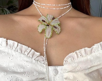 Handgemaakte choker met leliebloemkralen • Bruids lariatketting