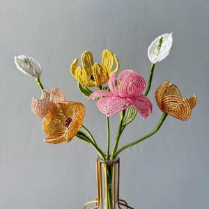 Handmade Perlen Blumenstrauß | Bunte Perlenarbeit Blumenschmuck | Wire Art Blumen in Vase | Einzigartiges Wohnkultur Geschenk