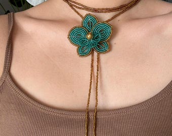 Ręcznie robiony naszyjnik z zielonych koralików orchidei • Choker boho lariat