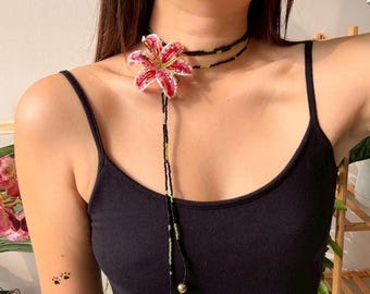 Collar largo con flor de lirio y cuentas hecho a mano, gargantilla rosa llamativa, joyería floral ajustable.