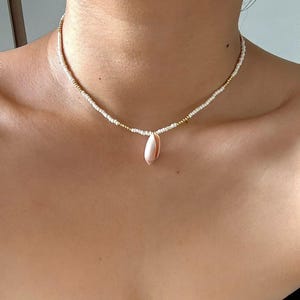 Weiß und Gold Perlen Muschel Choker | Handgemachte Minimalist Halskette | Natürliche Sea Shell Anhänger | Sommerliche Schmuckstücke
