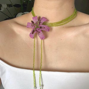 Collar tipo lazo con cuentas de lirio morado / Gargantilla de flor hecha a mano con cuentas de semillas