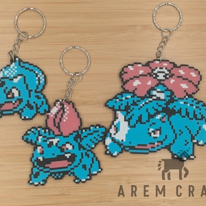 Può includere: Tre portachiavi Pokémon pixelati blu e rosa. I portachiavi rappresentano i Pokémon Bulbasaur, Ivysaur e Venusaur. I portachiavi sono in plastica e hanno un anello di metallo argentato.