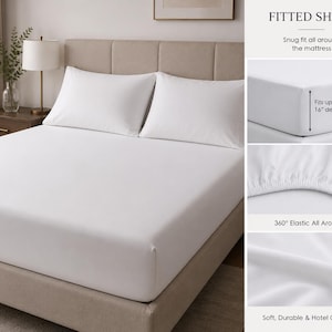 Op de afbeelding: Een wit hoeslaken over een matras met twee bijpassende kussens. De tekst op de afbeelding luidt FITTED SHEET, Snug fit all around the mattress, Fits up to 40.64 cm deep, 360 degree Elastic All Around en Soft, Durable and Hotel Quality.