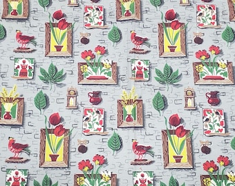 Pode incluir: Tecido com um padrão repetitivo de arranjos florais emoldurados, pássaros e elementos decorativos em vermelho, amarelo e verde. O fundo é cinza claro com uma textura semelhante a tijolos. O design tem uma estética vintage.