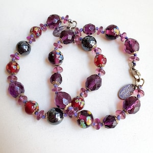 Vintage Plaisir d’Offrir Murano Glass Bead Bracelet: Purple Aubergine Floral, 1990s (7" Long)