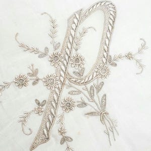 Elegante pañuelo vintage de seda color marfil con monograma "P", bordado estilo eduardiano, Madeira Portugal (35,5 cm²)