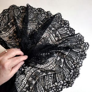 Precioso adorno de encaje maltés antiguo francés con flores negras de los años 20, hecho a mano, vendido por media yarda, velo, volante en el dobladillo, mangas de {9" de ancho}