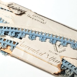Delizioso piccolo passamaneria in chambray blu degli anni '30 in confezione di carta originale per creatori di bambole, lingerie vintage, decorazioni per la casa {3/8" di larghezza}