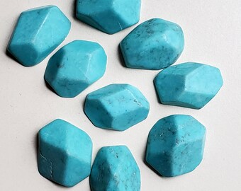Puede incluir: Nueve cuentas de piedras preciosas turquesas con superficies facetadas. Las cuentas son de un color azul verdoso vibrante y tienen formas geométricas irregulares. Las piedras preciosas están dispuestas en un patrón circular sobre un fondo blanco.