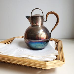 TETERA de plata de mediados de siglo con asa de ratán, Israel Freeman & Son, Inglaterra (6,25" de alto)