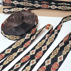 Cinta metálica vintage elegante en negro y dorado con cinta jacquard roja, verde oliva y gris para manualidades, regalos y disfraces. Se vende cortada a medida.