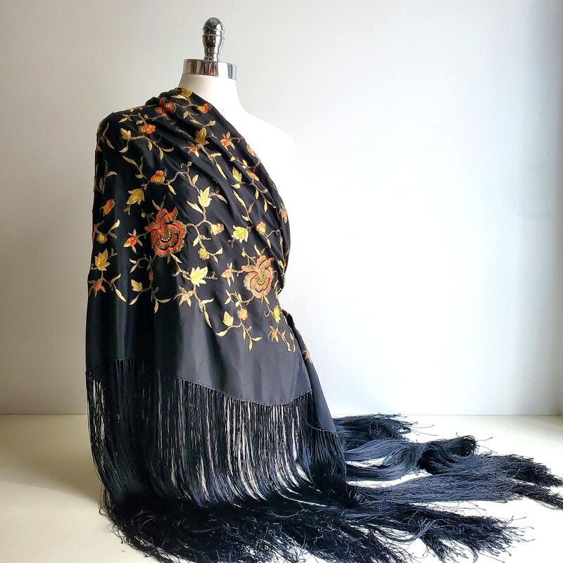 how to wear a piano shawl