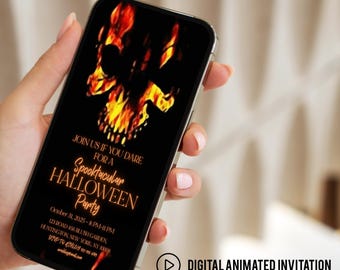 Puede incluir: Un smartphone muestra una invitación digital para una fiesta de Halloween. La invitación presenta un gráfico de calavera en llamas y detalles del evento. El texto dice: "Join us if you dare for a Spooktacular Halloween Party".