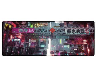 Może przedstawiać: Cyfrowy wydruk artystyczny przedstawiający neonowe miasto z japońskimi znakami, mostem i samochodami jadącymi po ulicy. Wydruk ma estetykę cyberpunk.