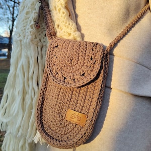 Elegante bolso para teléfono Cappuccino con dos compartimentos. Regalo para ella. Pequeño bolso de crochet hecho a mano con cariño. Bolso de crochet tipo cartera.
