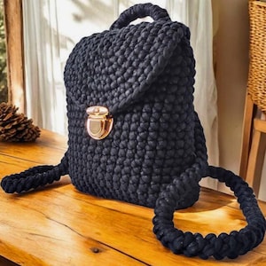 Mochila tejida a mano de color negro: un accesorio elegante para ella. Mochila tejida a mano de color negro: un diseño elegante y duradero. Mochila tipo cartera
