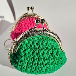 Monedero pequeño de crochet con llavero - Billetera de mujer personalizada. Monedero de crochet para recuerdo. Billetera personalizada. Llavero de crochet
