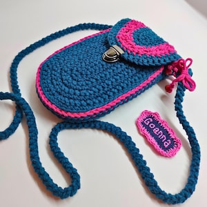 Elegante borsa per cellulare all'uncinetto da portare a spalla, piccola borsa fatta a mano. Borsa a tracolla personalizzata per i viaggiatori. Regalo per lei. Mini borsa per il trucco.