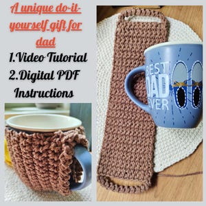 以下が含まれることがあります： 「BEST DAD EVER」の文字と靴のグラフィックが入った青いマグカップ、茶色の鉤針編みのマグカップカバー、お揃いの茶色の鉤針編みのコースターとハンドル。画像にはテキストが含まれています：「お父さんのためのユニークなDIYギフト。1. ビデオチュートリアル。」