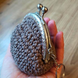Llavero de crochet hecho a mano: accesorio de billetera para mamá o abuela. Linda billetera personalizada con cadena. Cadena de billetera minimalista personalizada. Regalo