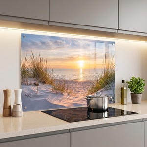 Bakstänkskydd i härdat glas, bakstänkskydd i sol, hav, strand, gräs, kustlandskap, väggkonst i kök för spis bakom