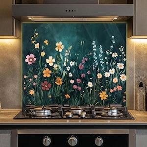 Könnte beinhalten: Eine Küchenrückwand mit Blumenmuster, die eine lebendige Anordnung von Wildblumen in Rosa, Orange, Gelb und Weiß vor einem dunkelblauen Hintergrund zeigt. Das Design umfasst verschiedene Blumenarten und grünes Laub, wodurch ein natürlicher, künstlerischer Look entsteht.