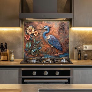 Blauwe reiger keuken backsplash muurkunst, vintage koperen reliëf look backsplash tegel, vogel met bloemenoven backsplash-gehard glas