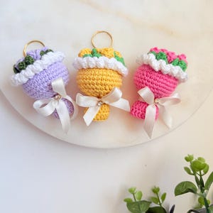Portachiavi con mini bouquet di fiori fatto a mano per matrimonio, bomboniera all'uncinetto, grazioso ciondolo per borsa estetico con fiori secchi, bomboniera per laurea o damigella d'onore.