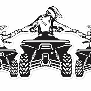 Könnte beinhalten: Schwarz-weißer Aufkleber mit drei Quads mit Fahrern. Der mittlere Fahrer streckt die Arme zur Seite und verbindet sich mit den Fahrern auf den seitlichen Quads. Alle Fahrer tragen Helme. Die Quads haben große Reifen und eine detaillierte Federung.