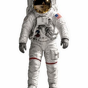 Op de afbeelding: Een afbeelding van een astronaut in een wit ruimtepak met een Amerikaanse vlagpatch. De gouden vizier van de helm weerspiegelt een maanlandschap. Rode strepen accentueren de benen van het pak. De handschoenen zijn grijs.
