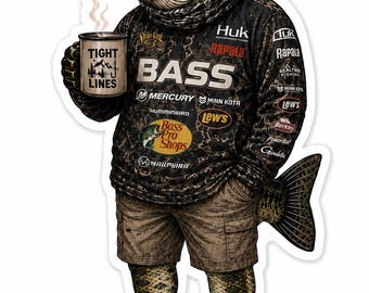 Puede incluir: Una pegatina con la ilustración de una lubina con cuerpo humano que lleva una gorra de camuflaje, gafas de sol, una camiseta negra de camuflaje de manga larga con varios logotipos de marcas de pesca y pantalones cortos cargo de color caqui. Sostiene una taza con el texto Tight Lines.