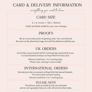 Pode incluir: Um gr&aacute;fico informativo intitulado CARD & DELIVERY INFORMATION num fundo rosa claro. Indica um tamanho de cart&atilde;o de 150 x 150mm, especifica que os cart&otilde;es est&atilde;o em branco por dentro e detalha as provas, o processamento e o envio.