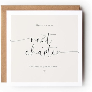 Peut inclure: Carte de vœux carrée avec bordure blanche et enveloppe marron. Le texte "Here's to your next chapter" est écrit en script élégant. En dessous, on lit "The best is yet to come..." avec un petit cœur.