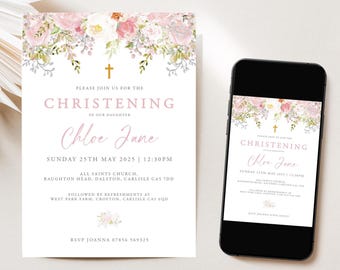 Puede incluir: Una tarjeta de invitación de bautizo blanca y un teléfono inteligente que muestra el mismo diseño. La tarjeta presenta un arreglo floral en rosa y blanco, una cruz dorada y texto que incluye el nombre Chloe Jane, fecha y ubicación.