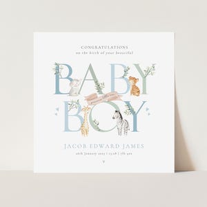 Op de afbeelding: Een geboortekaartje met de woorden "BABY BOY" in blauwe letters, versierd met illustraties van dieren. De kaart bevat de tekst "GEFELICITEERD met de geboorte van je mooie" en de naam, datum, tijd en gewicht van de baby.