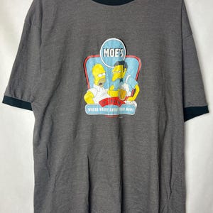 Vintage The Simpsons Moe’s Tavern T-Shirt – Homer & Moe Graphic Tee – Retro Cartoon Beer Shirt – 2000s TV Show Fan Gift street wear