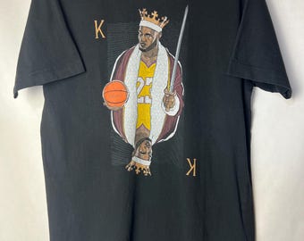 Vintage-Style King Basketball Graphic T-Shirt – Black Tee Featuring Crowned Player with Sword – Size M basketball streetwear