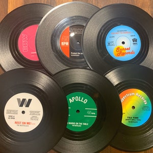 Platenlabels onderzetters, vinyl feestartikelen, jaren 1950, 1960, 1970, 1980 feestdecor, feestartikelen, decor muziekfeest, muziekcadeaus