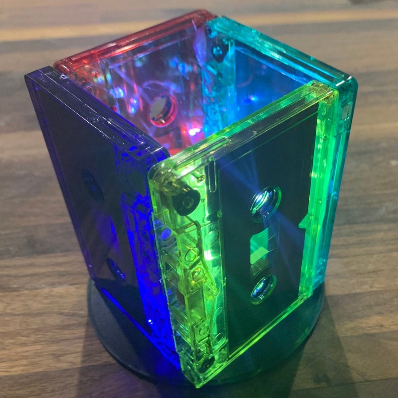 Peut inclure: Un porte-cassettes multicolore fabriqu&eacute; &agrave; partir de cassettes en plastique transparent. Le porte-cassettes est &eacute;clair&eacute; de l'int&eacute;rieur, cr&eacute;ant un effet arc-en-ciel.