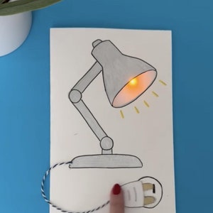 Plantilla de "lámpara de escritorio" de Moonshotkidz e instrucciones para tarjetas interactivas Electrónica de papel Proyecto de arte tecnológico STEAM fácil y divertido