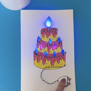 Modèle « Gâteau d'anniversaire » Moonshotkidz et instructions pour cartes interactives Papier électronique Art technologique facile et amusant Projet DIY VAPEUR