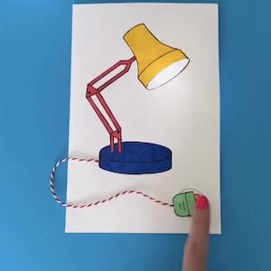 以下が含まれることがあります： 赤色のフレームと青色のベースが付いた、黄色のデスクランプの絵。赤と白のコードがランプを緑色のスイッチに接続しています。「@moonshotkidz」の文字が見えます。