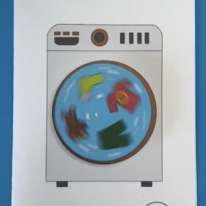 Op de afbeelding: Illustratie van een wasmachine met draaiende kleding. De machine is grijs met een blauwe achtergrond en een bruine cirkel. De tekst "@moonshotkidz" staat bovenaan en onderaan de afbeelding.