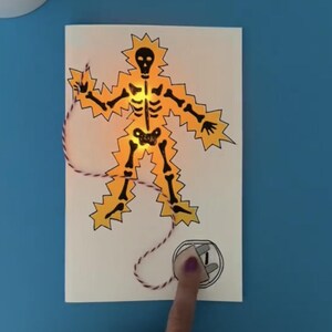 Moonshotkidz "La sicurezza prima di tutto" Modello e istruzioni per carta interattiva Elettronica Facile divertimento tecnologico arte STEAM Progetto fai da te