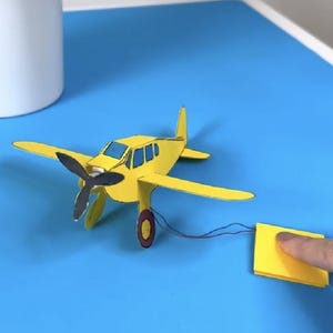 Moonshotkidz "Modello di aeroplano di carta 3D" Modello e istruzioni per elettronica di carta interattiva Progetto fai da te STEAM di arte tecnologica facile e divertente