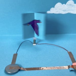 Moonshotkidz "Animazione di uccelli in volo" Modello e istruzioni per carta interattiva Elettronica Facile divertimento tecnologico arte STEAM Progetto fai da te