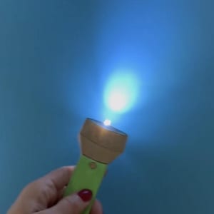 Moonshotkidz „Papierowa latarka” Szablon i instrukcje dla interaktywnej karty Papier Elektronika Łatwy i zabawny projekt STEAM DIY