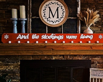 Percha para calcetines navideña personalizada con diseño desgastado, ideal para decorar repisas o paredes, para colgar calcetines familiares o como letrero navideño de madera.