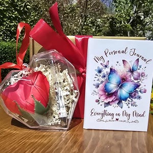 Conjunto de presente sincero - caneta gravada, diário e sabonete de rosa vermelha em caixa de coração Feliz Dia das Mães, irmã, presente de aniversário surpresa, pensando em você